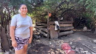 MUJER CAMPESINA vive en una COLONIA RURAL AISLADA de TODO, pero en SU TIERRA/Cuero QuemadoChaco