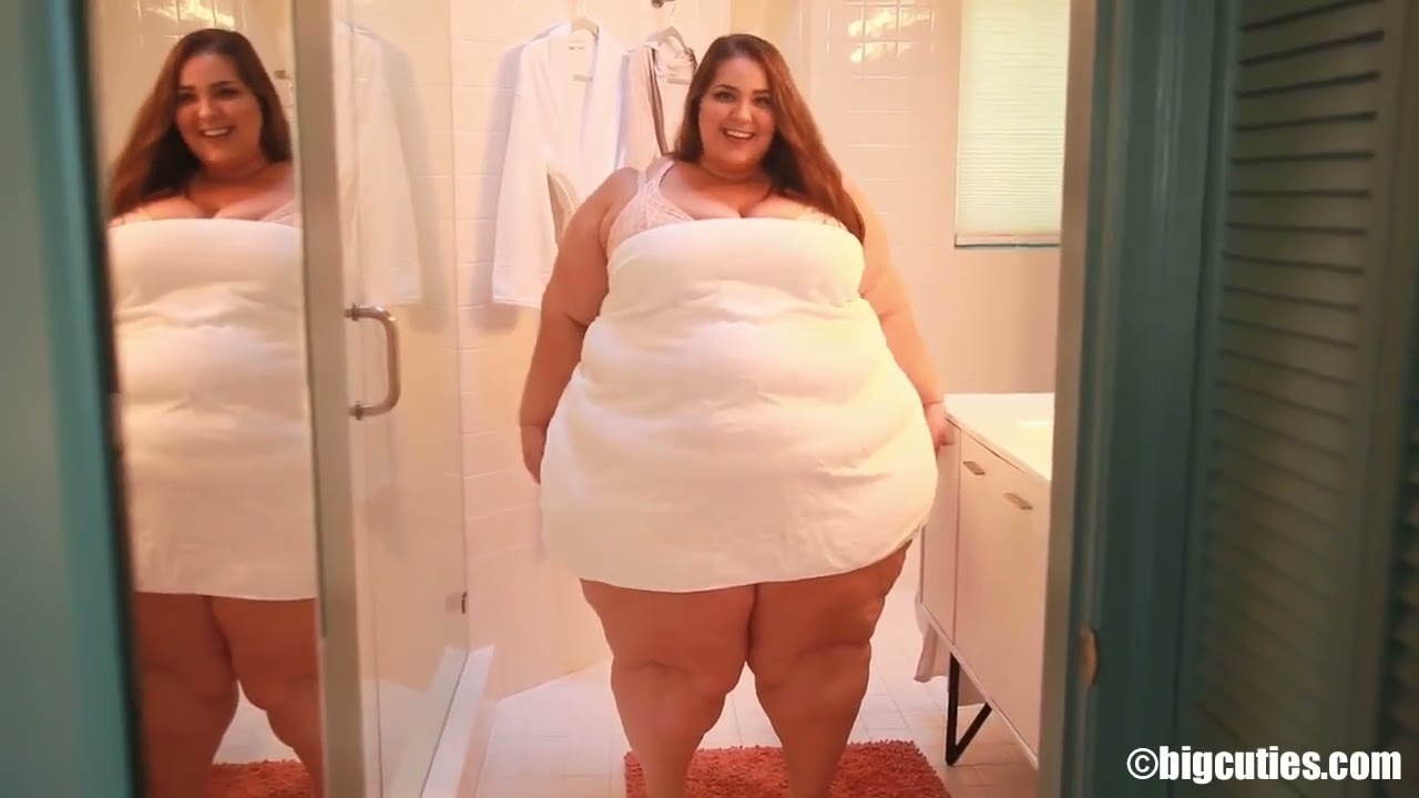 Bigcutie And BigHotBombshell And BBWROYALTY Squeeze Hips To The Bathroom Door