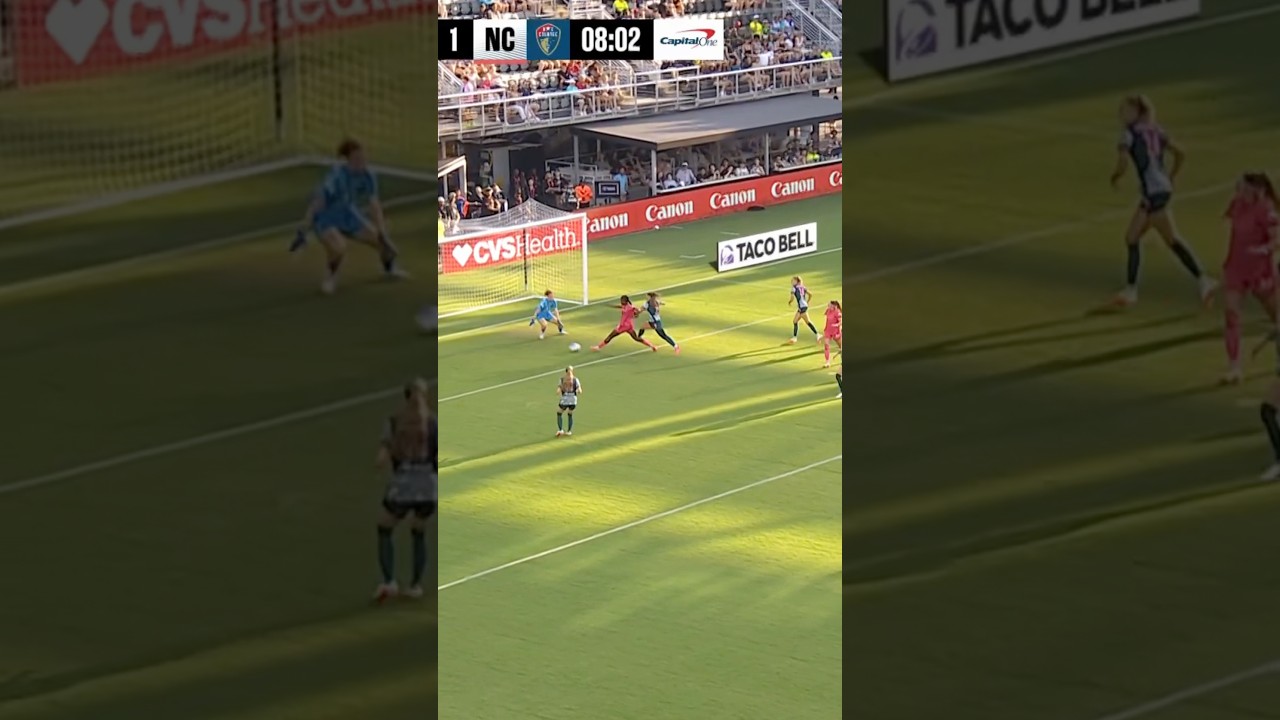 Ally Schlegel battles through the defense and Evelyn Ijeh scores ⚽️ #nwsl #soccer #football