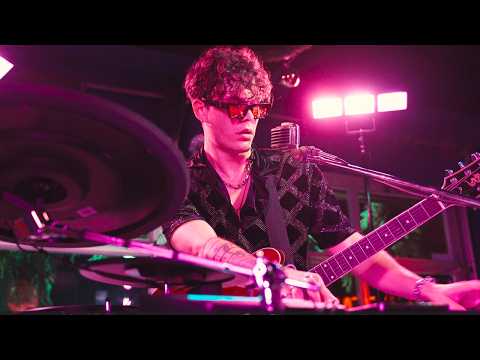 POV: You’re at the bar and the One Man Band Drops This Mashup