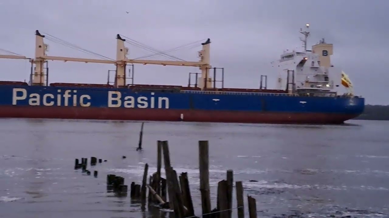 bulker Oyster Bay comes into Waterford port with tug Ocean Challenger behind