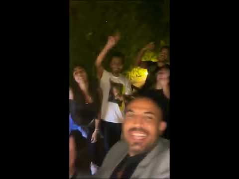 احتفال تامر حسنى بأغنية مبطلناش احساس مع فريق العمل داخل بيته