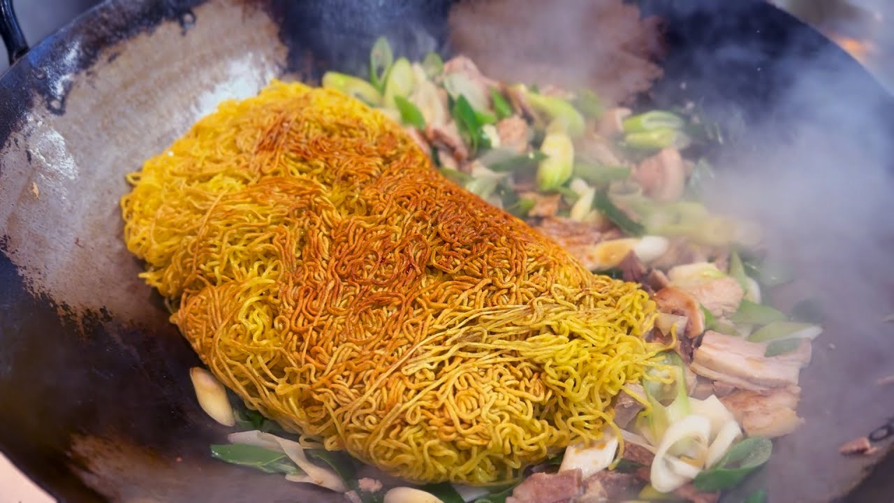 豚ねぎ醤油焼きそば(薄味) Don’t Judge This Yakisoba by Its Color— Pork, Scallions, Light Soy