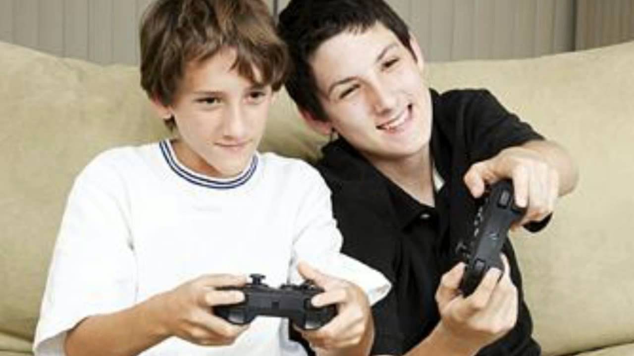 Мама и брат играть. Компьютерные игры для детей. Человек играющий в компьютерные игры. Дети играющие в компьютерные игры. Ребята играющие в компьютерные игры.