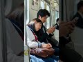 【恋の始まり？】隣のJKが肩に…イケメンサラリーマンの対応が少女漫画すぎた件。Japanese ROMANCE? Cute JK Falls Asleep on a Young Salaryman.