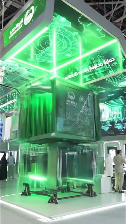 Ол оның кискасын жайып, фотосуретті тез енгізді.