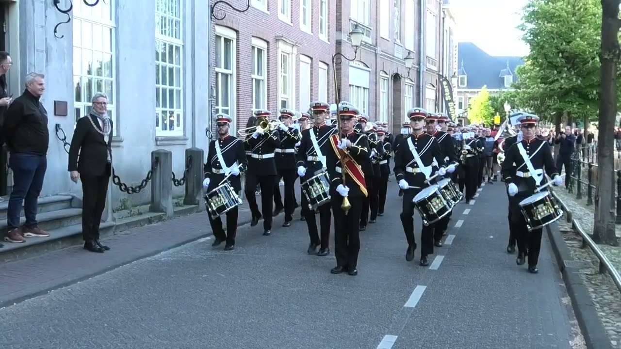 Juliana Amersfoort door centrum Amersfoort tijdens Avondvierdaagse inhalen 2025