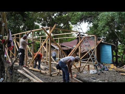 Construyendo La Casa de Pura en un Campo Apartado de Republica Dominicana