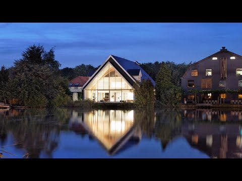 Video: Kediaman yang Menakjubkan: Rumah di sebuah Gereja oleh Ruud Visser Architects