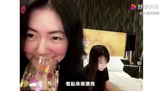 Download Lagu 小S晒喝酒自拍脸色潮红，身后许老三表情严肃，豪华卧室曝光
