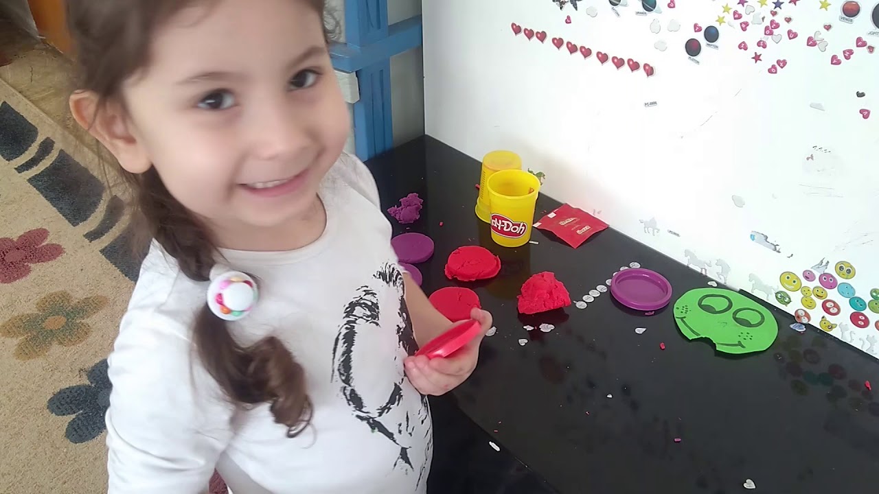 Nazende oyun hamurundan kekli pasta yapıyor YouTube