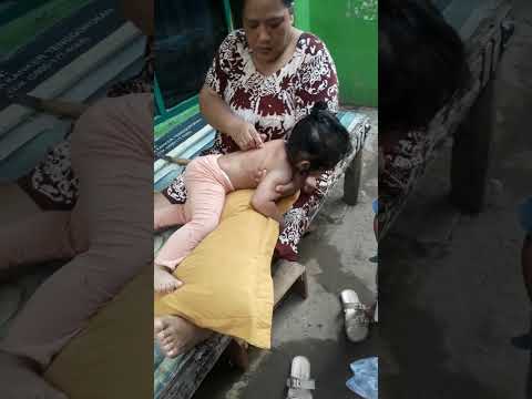 bayi kecapean akhirnya di urut sama nenek