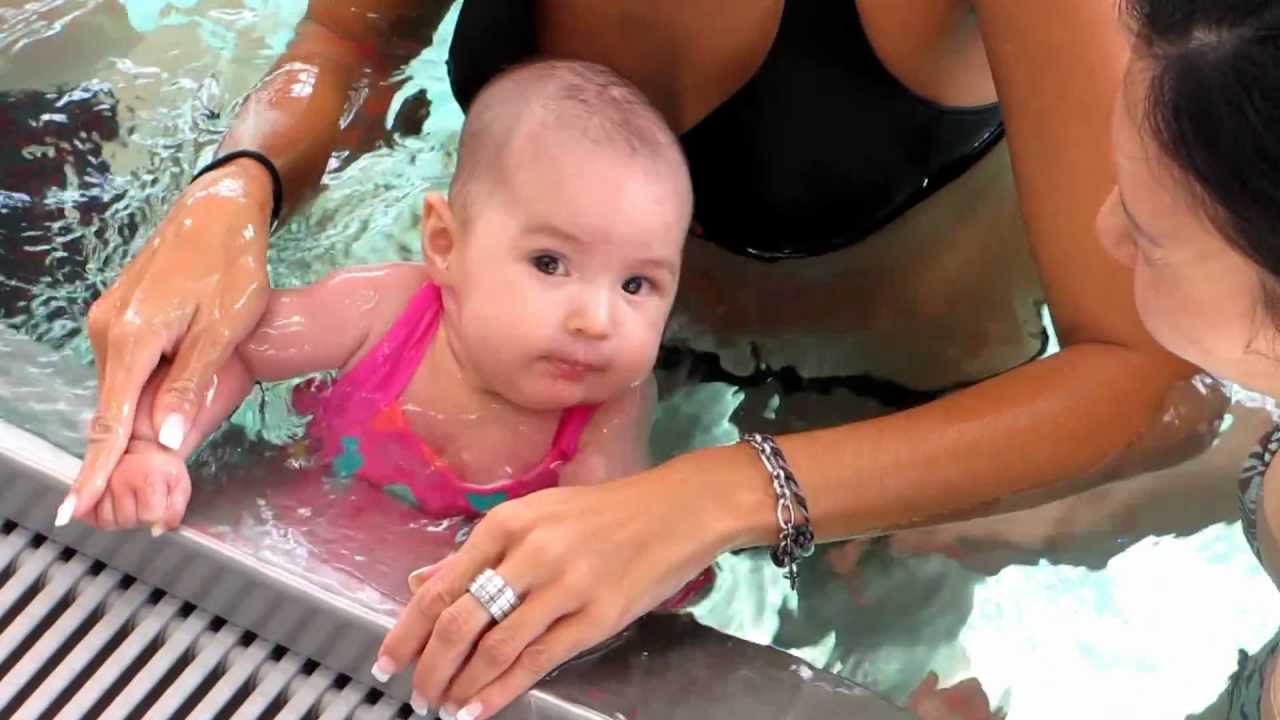 Mila Elisa beim Baby Schwimmen