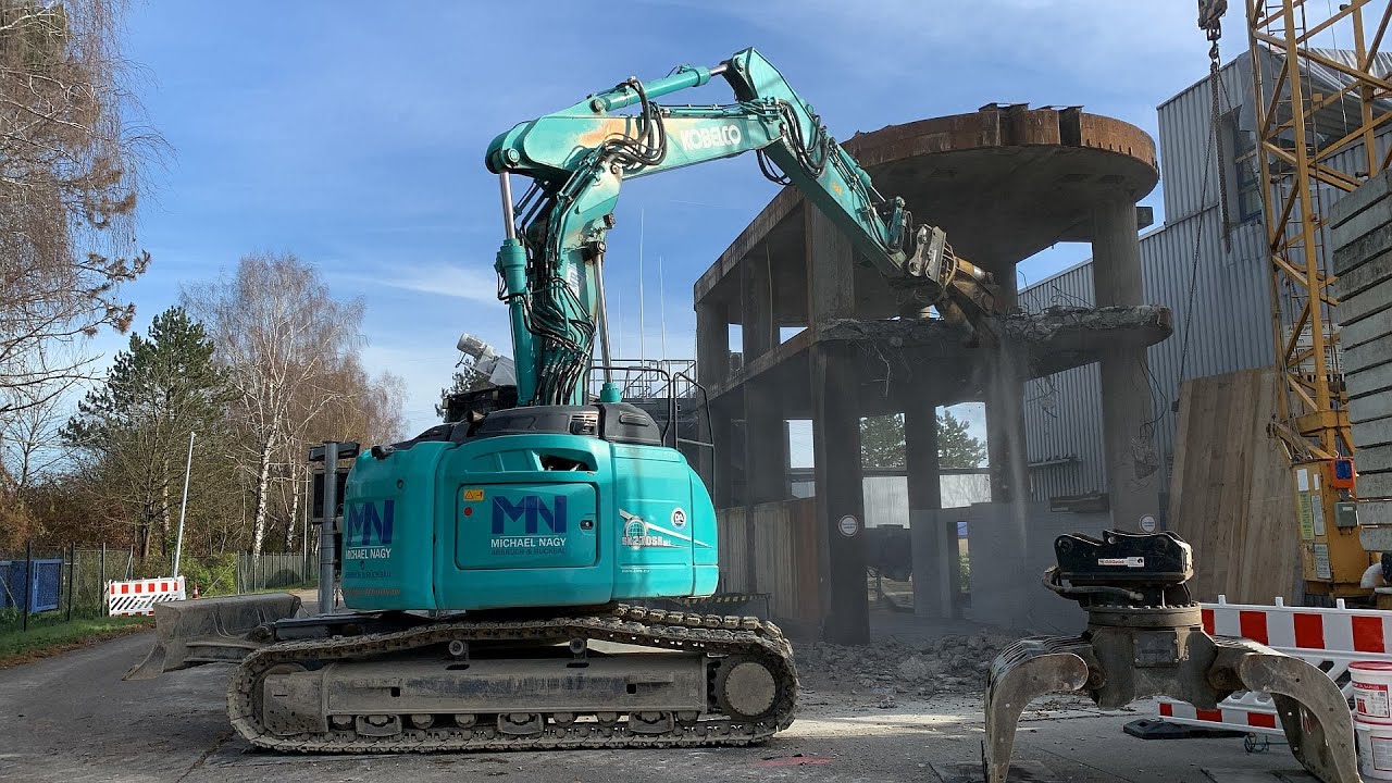 Abbruch eines Betonbauwerks - KOBELCO SK270SR mit Oilquick Schnellwechsler durch Fa. Nagy Abbruch