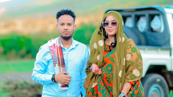 Porno video: Spermatozoidlarni, cuckoldsni istemol qiling Xizmatkor erkakni siltab ketayotganini ushlab oldi.