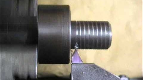 screwcutting from a shoulder. filetage depuis un epaulement.