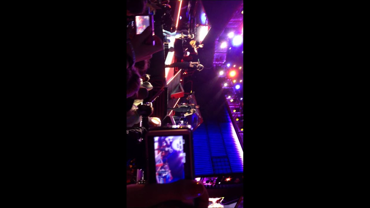 ONE DIRECTION MOMENTS WWAT BERN (FRONT ROW)