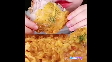 Lesa asmr eating cheesy and creamy noodles and chicken