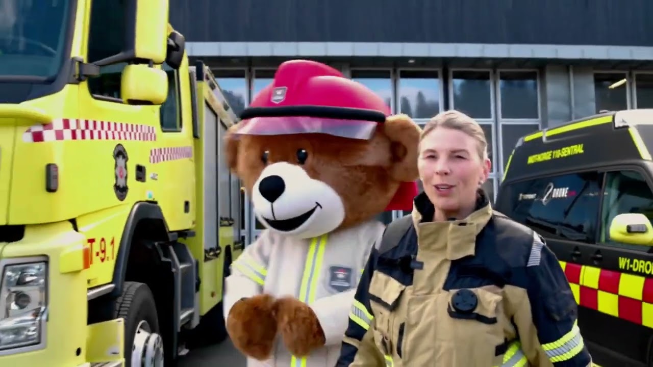 Brannbamsen Bjørnis og Anniken viser frem brannbilene på brannstasjonen 🐻🚒
