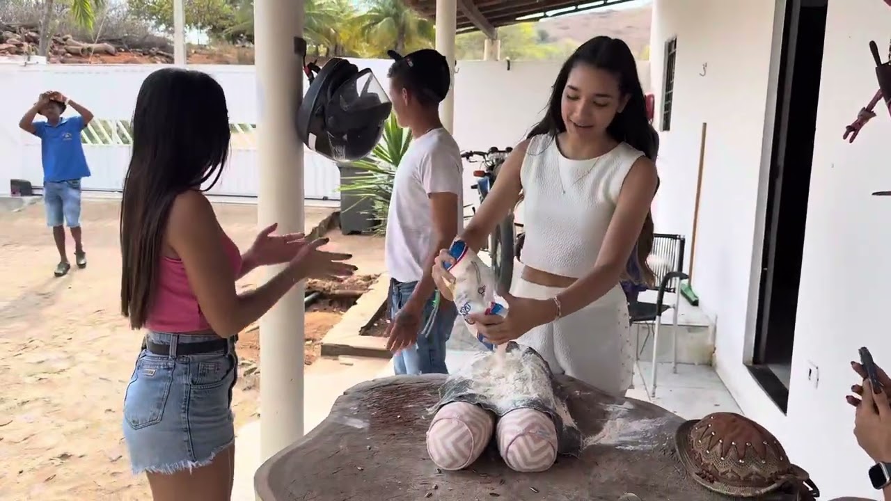 ATOLARAM A CARA DAS MENINAS NA MASSA