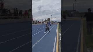 CORRÍA UNA CARRERA DE ATLETISMO Y SE LE ATRAVESÓ UN NIÑO