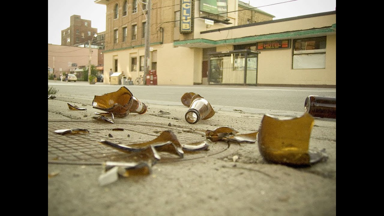 Разбитые бутылки в магазине. Разбитая бутылка на тротуаре. Фотография разбитой бутылки.