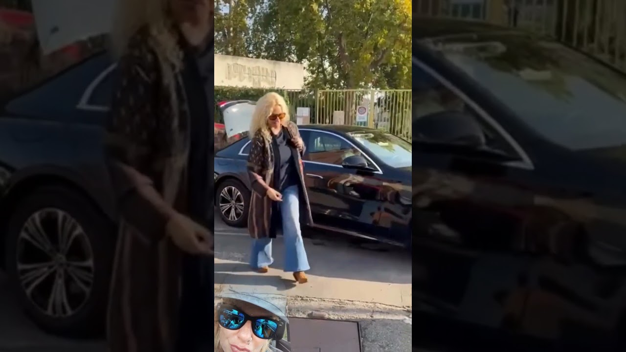 ANTONELLA CLERICI arriva in studio in forma smagliante 🔝