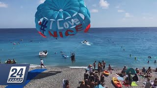 Пляжи Ниццы переполнены туристами и отдыхающими