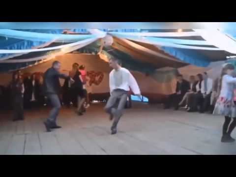 Очень пьяный парень танцует на свадьбе - прикол смешно
