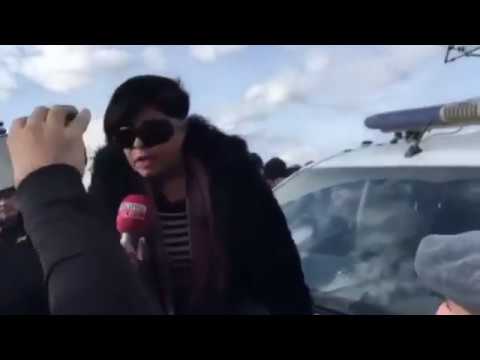 პატრულის მანქანაზე შემხტარი \"ნაციონალების\" მხარდამჭერი ქალბატონი მანქანას ფეხების ბრახუნით აზიანებს