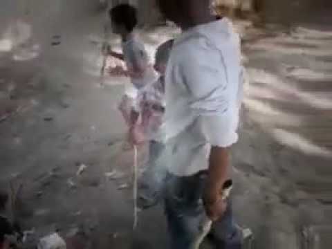 爆笑 - おもしろ - 面白いインドの子供たちは戦っている