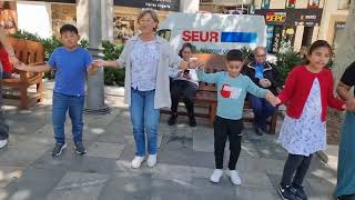 Coti x Coti a la Rambla de Figueres amb 400 noi i noies