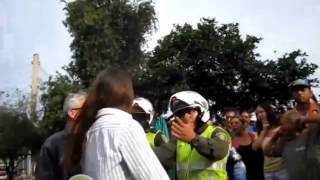 Mujer atacó a un policía con los senos