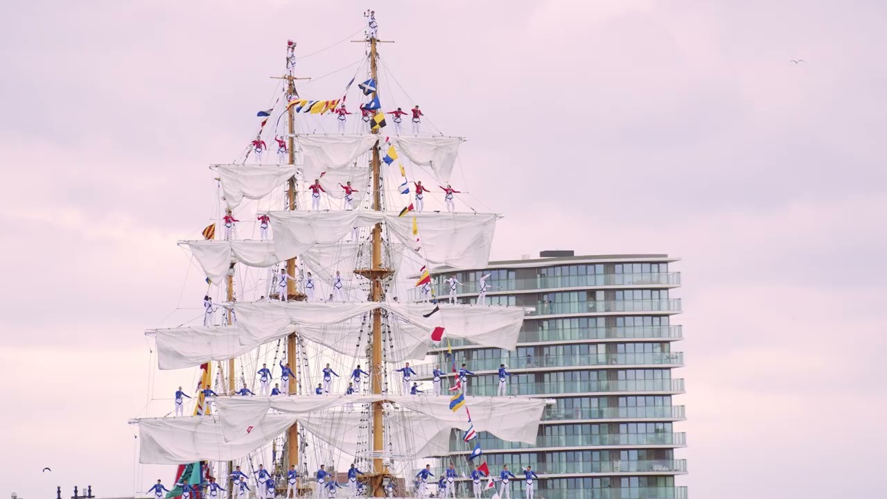 Scheveningen.Surf: Gloria Colombia vaart uit