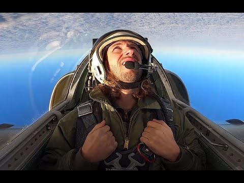 Video: Klāja iznīcinātājs F-14 