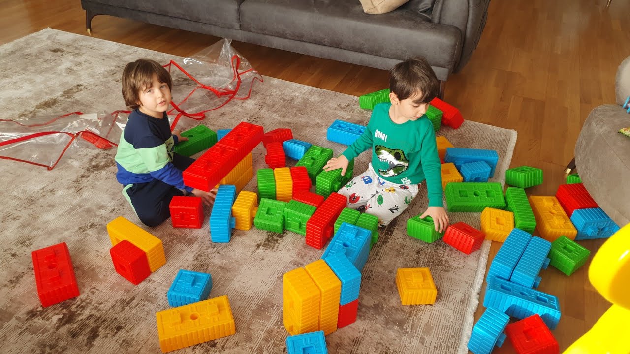 Fatih selim ve Yusuf tuğla blok'larla kule yapıyorlar ilk önce kim bitirecek ve devirecek