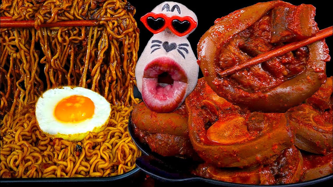 Gigantic Spicy Braised Beef Feet & Black Bean Noodles ASMR Eating Show