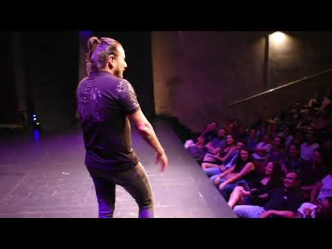 Felipe Avello - Interactuando con el público en Teatro Mori