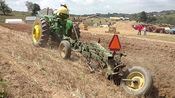 John Deere 720 Plowing