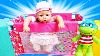 Parque de juegos con la bebé Annabelle. Muñecas Baby Born para niñas