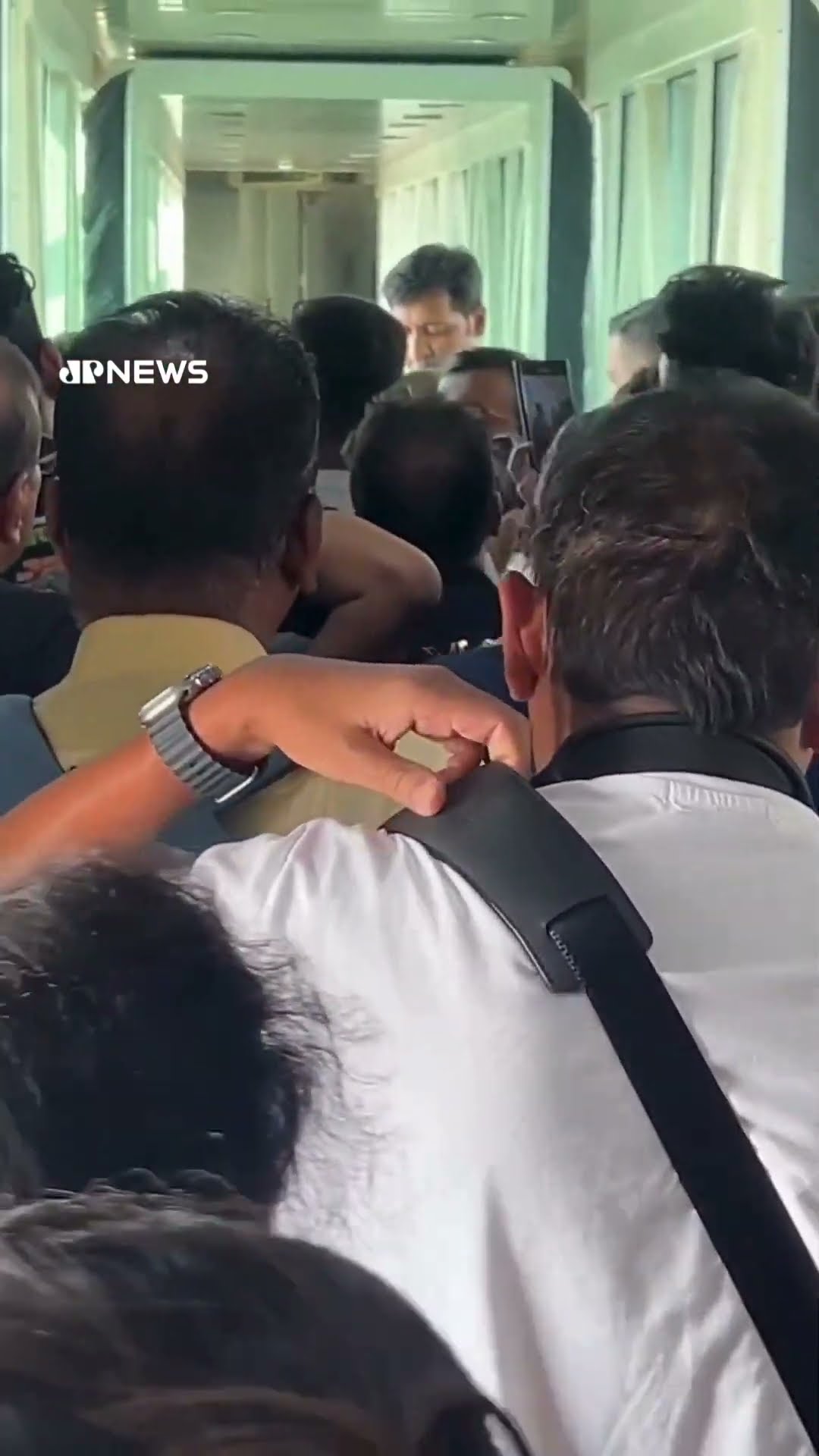 Passageiros protestam após voo da Air India atrasar quase cinco horas #shorts