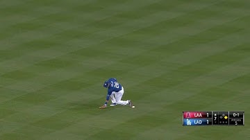 LAA@LAD: Utley drops a catch, rolls it for the out