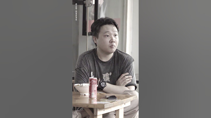 爆笑配音整蠱！美女路邊休息發出尷尬聲音，笑到肚子抽筋！