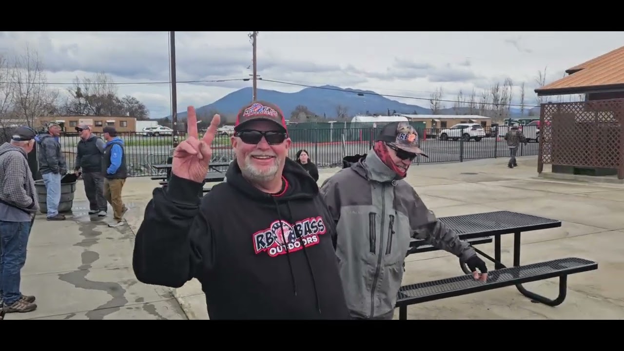 Взвесили гигантского окуня из озера Клир-Лейк. Вес улова — 34 фунта.