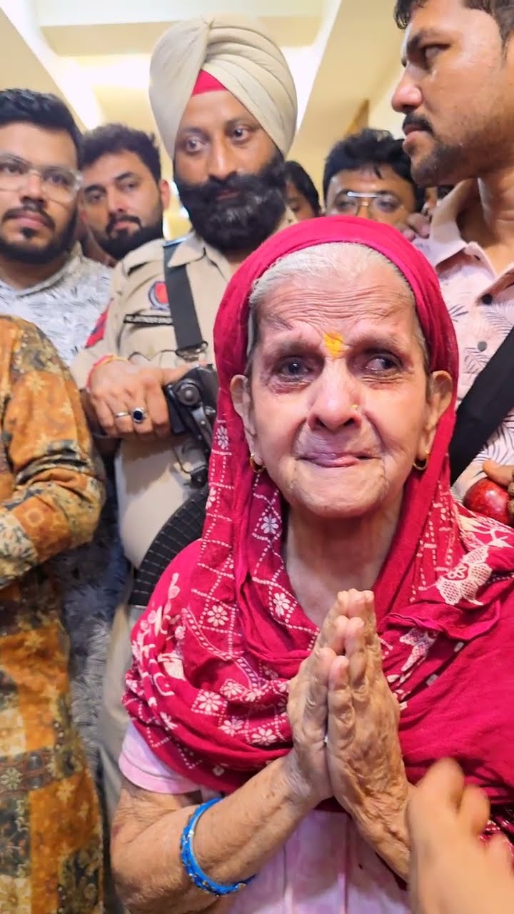 देखिए कैसे फूट फूटकर रोने लगी ये वृद्ध मां ???