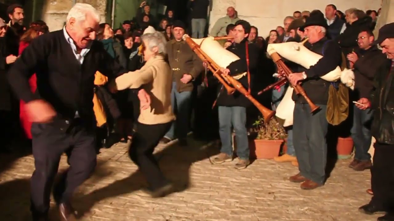VI AIUTA A DISTRARVI DAL COVID E  DALLA GUERRA? (FESTIVAL ZAMPOGNA  MARANOLA 15  GENNAIO 2012)