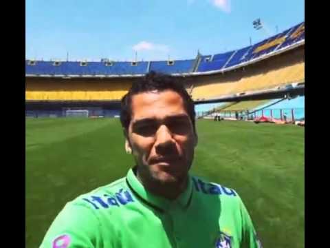 Dani Alves en la Bombonera - "Les presento el templo del futbol" - 2015