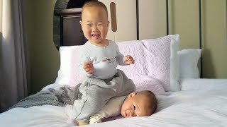Cute Twin Brothers Momentthe Younger Brother Is Jealous Of His Twin Brothers Hair