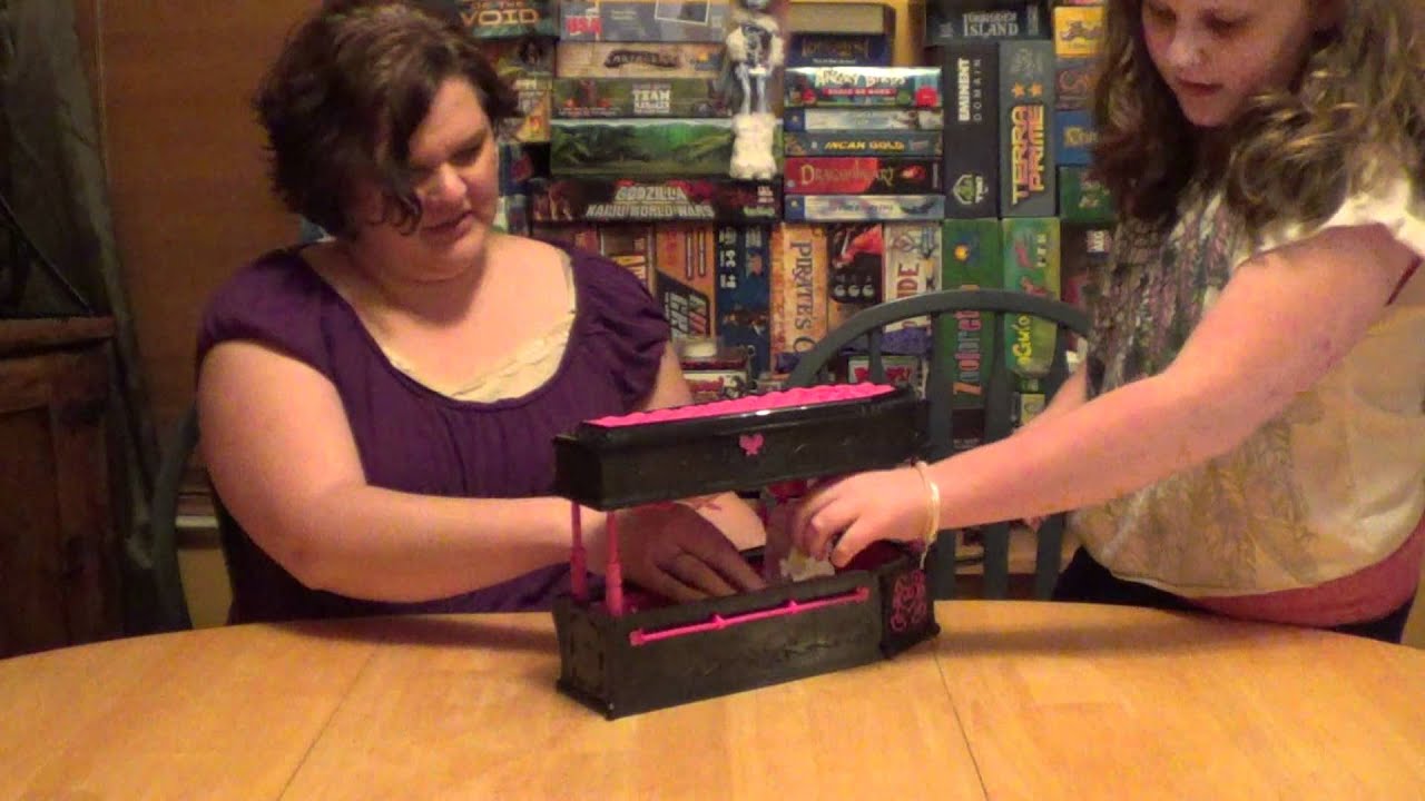 Monster High Draculaura Jewlery Box Coffin Bed and Dead Tired Doll Review