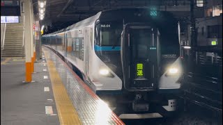 E257系2000番台ｵｵNA-04編成が回送電車として大船駅1番線に到着停車するシーン（2024.5.13.19:57）